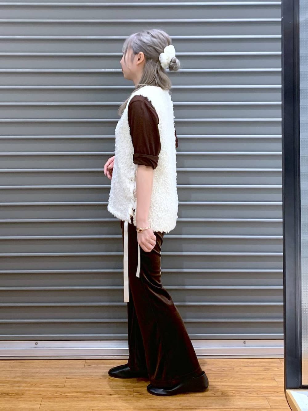 ブラウン系のその他パンツ、グレー系のショルダーバッグ、ホワイト系のベストを着用したレディースの秋コーディネートの3枚目の写真