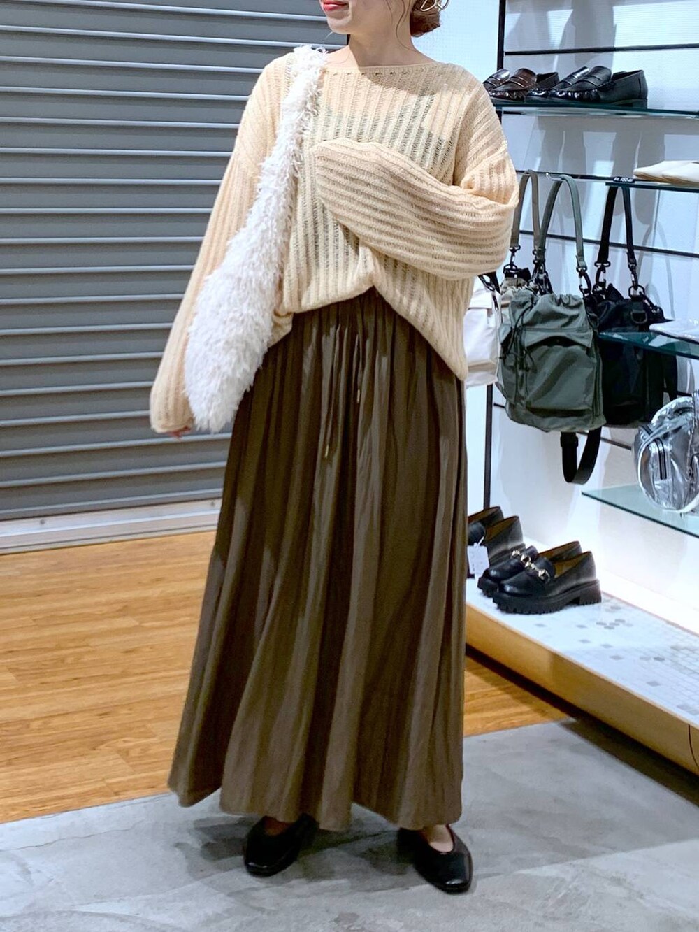 ベージュ系のニット/セーター、ブラウン系のその他パンツ、ブラック系のパンプスを着用したレディースの秋コーディネートの3枚目の写真