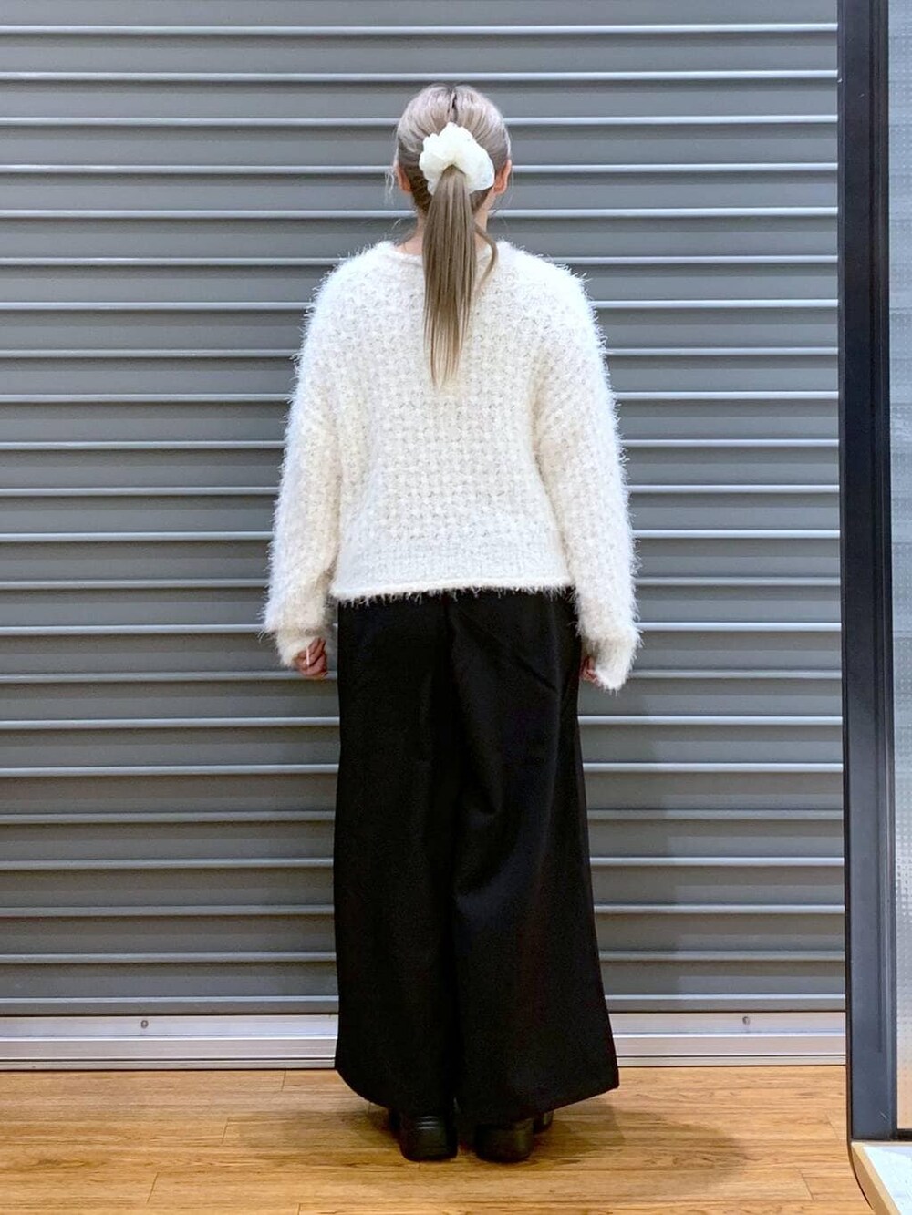 ブラック系のその他パンツ、ブラック系のショルダーバッグ、ブラック系のブーツを着用したレディースの冬コーディネートの2枚目の写真