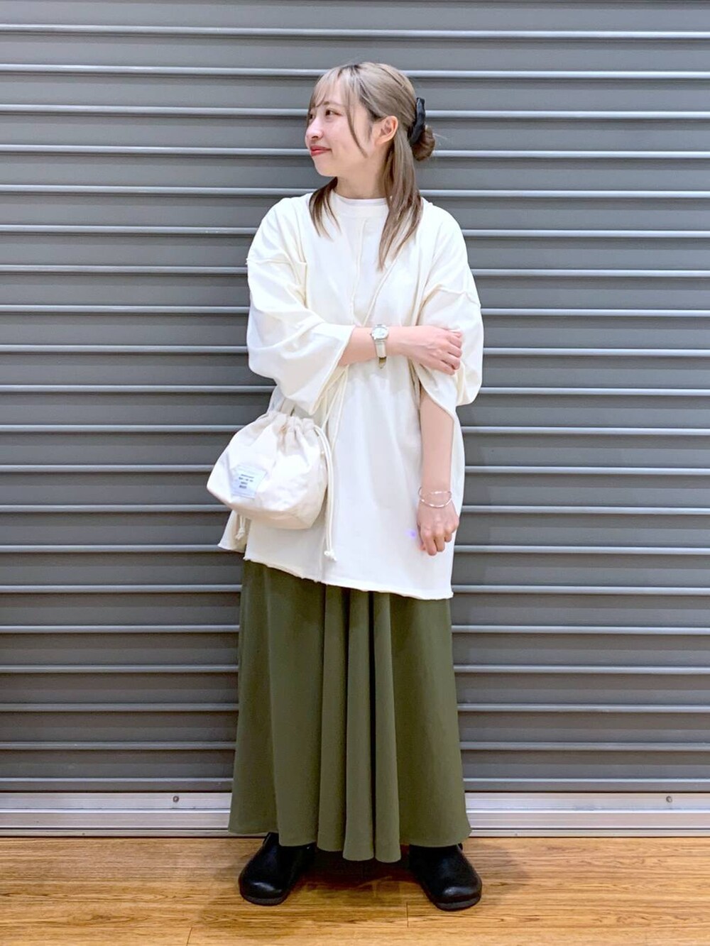 グリーン系のその他パンツ、ホワイト系のショルダーバッグ、ブラック系のサンダルを着用したレディースの春コーディネートの3枚目の写真