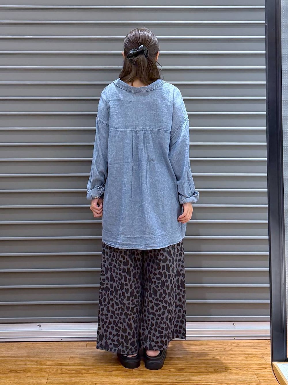 グレー系のその他パンツ、ブラック系のショルダーバッグ、ブラック系のサンダルを着用したレディースの夏コーディネートの2枚目の写真