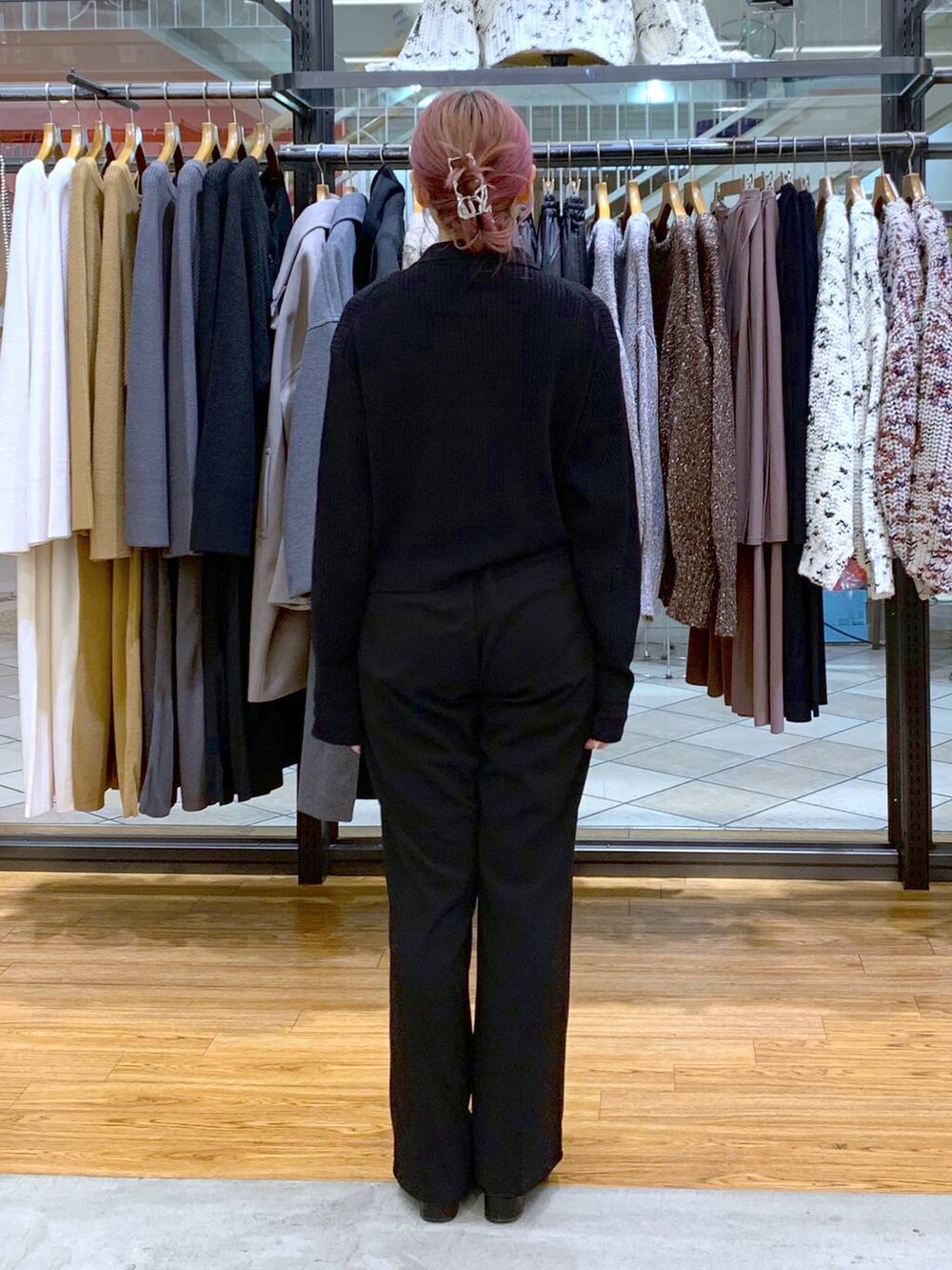 ブラック系のカーディガン/ボレロ、イエロー系のショルダーバッグ、ブラック系のスラックスを着用したレディースの秋コーディネートの2枚目の写真