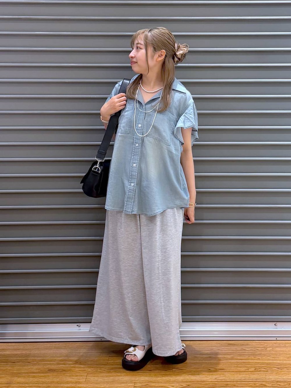 グレー系のその他パンツ、ブラック系のショルダーバッグ、ホワイト系のサンダルを着用したレディースの夏コーディネートの4枚目の写真