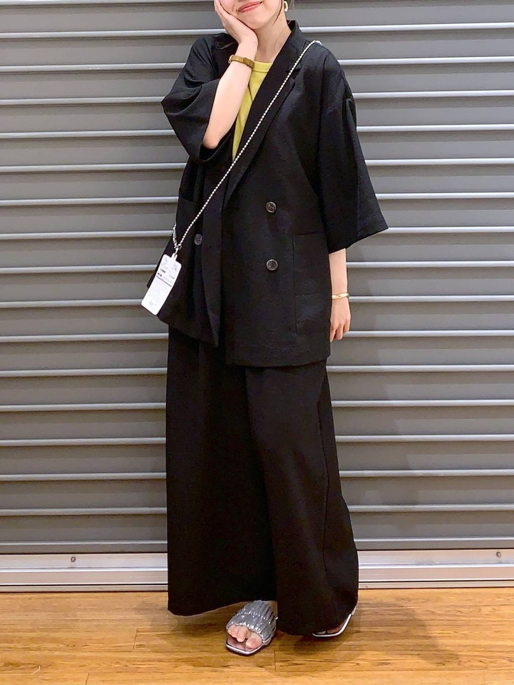 ブラック系のその他パンツ、ブラック系のテーラードジャケット、イエロー系のタンクトップを着用したレディースの夏コーディネートの5枚目の写真