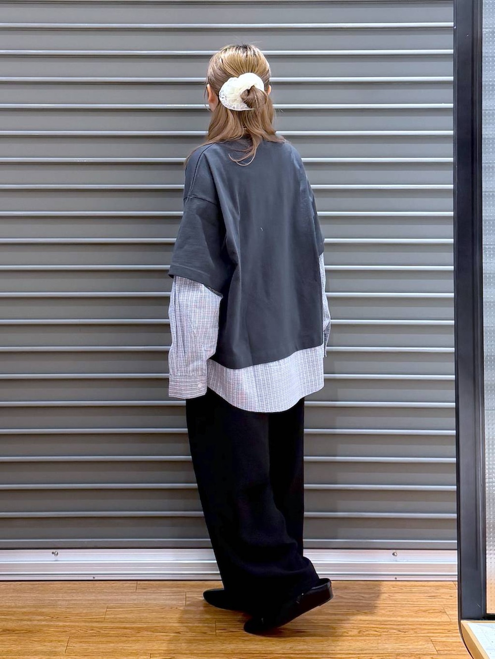 ブラック系のその他パンツ、グレー系のTシャツ/カットソー、ブラック系のパンプスを着用したレディースの春コーディネートの4枚目の写真