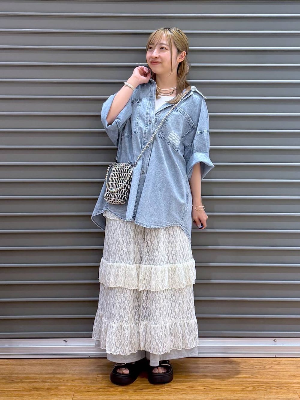 グレー系のその他パンツ、ブラック系のサンダル、ブルー系のシャツ/ブラウスを着用したレディースの春コーディネートの4枚目の写真