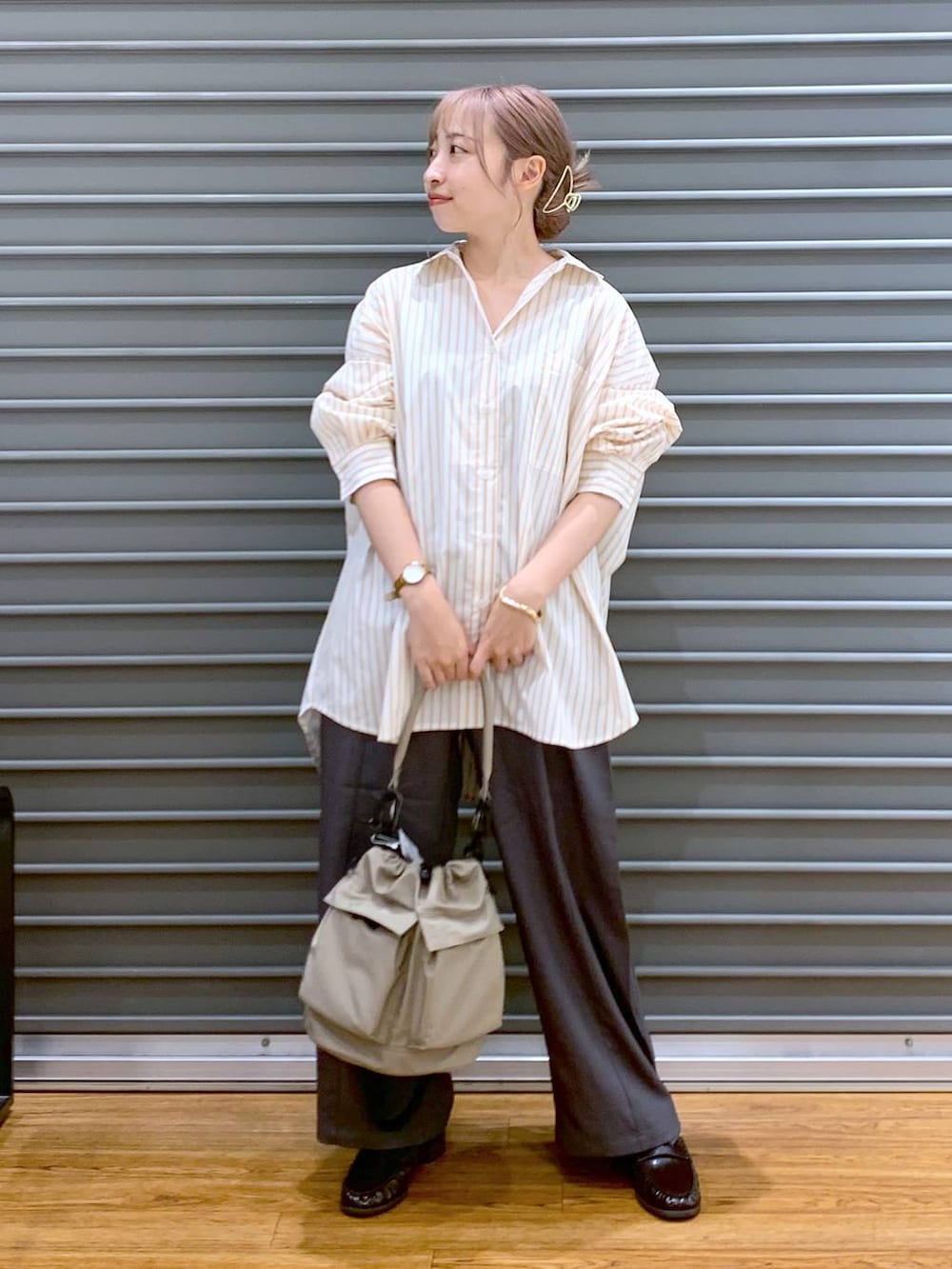 ベージュ系のショルダーバッグ、ブラウン系のローファー、グレー系のその他パンツを着用したレディースの秋コーディネートの3枚目の写真