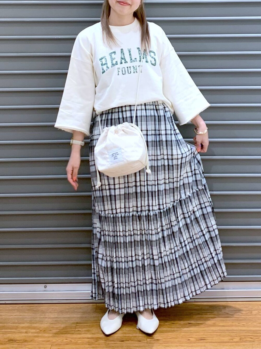 ホワイト系のショルダーバッグ、ホワイト系のパンプス、ホワイト系のTシャツ/カットソーを着用したレディースの春コーディネートの6枚目の写真