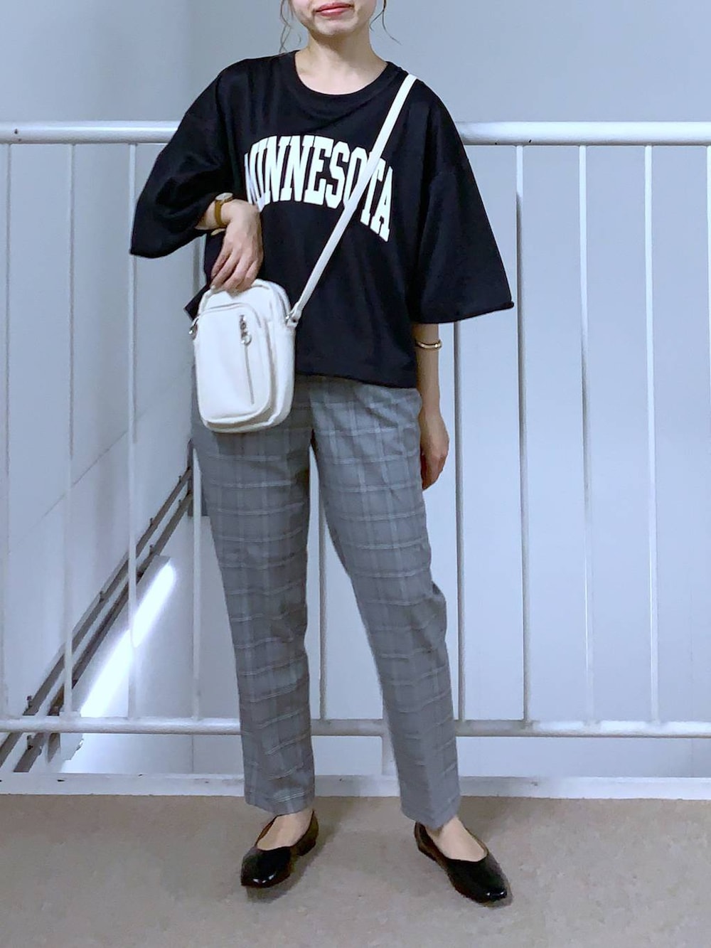 グレー系のその他パンツ、ブラック系のTシャツ/カットソー、ホワイト系のショルダーバッグを着用したレディースの秋コーディネートの3枚目の写真
