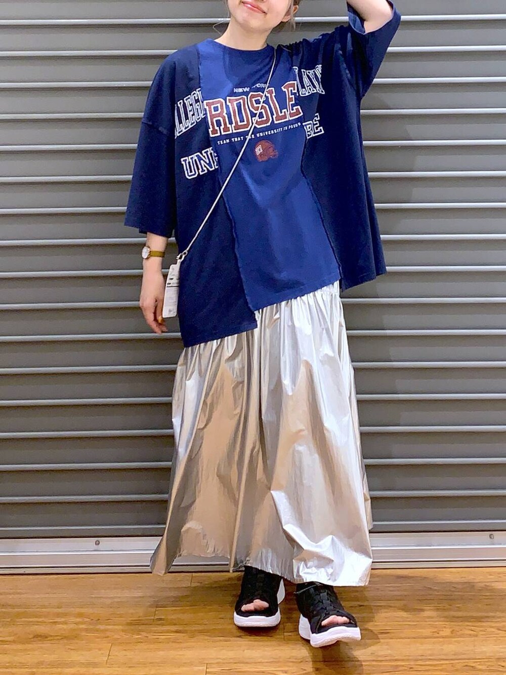 ブラック系のサンダル、シルバー系のスカート、ブルー系のTシャツ/カットソーを着用したレディースの春コーディネートの4枚目の写真