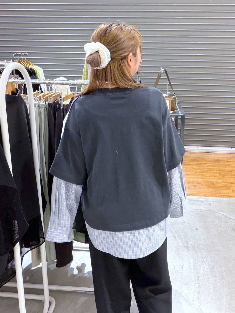 ブラック系のその他パンツ、グレー系のTシャツ/カットソー、ブラック系のパンプスを着用したレディースの春コーディネートの2枚目の写真