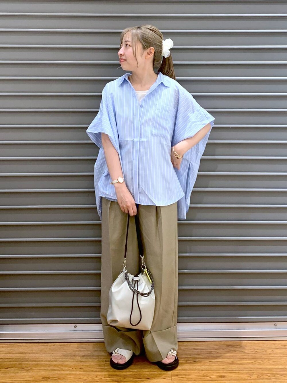 ホワイト系のTシャツ/カットソー、その他のシャツ/ブラウス、ホワイト系のサンダルを着用したレディースの夏コーディネートの7枚目の写真