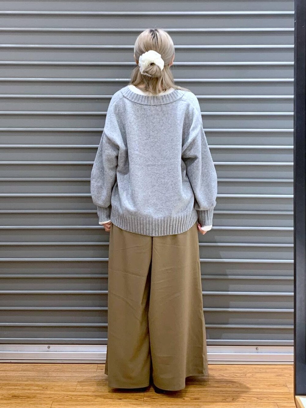 ブラウン系のその他パンツ、グレー系のニット/セーター、ブラック系のブーツを着用したレディースの冬コーディネートの2枚目の写真