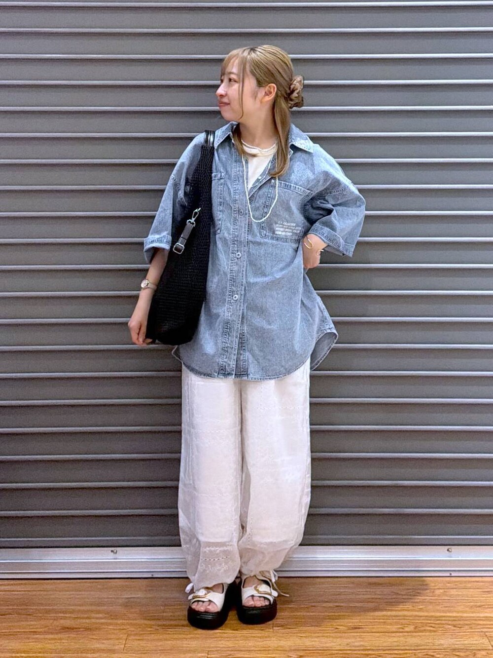 ホワイト系のその他パンツ、ホワイト系のサンダル、ホワイト系のタンクトップを着用したレディースの夏コーディネートの4枚目の写真