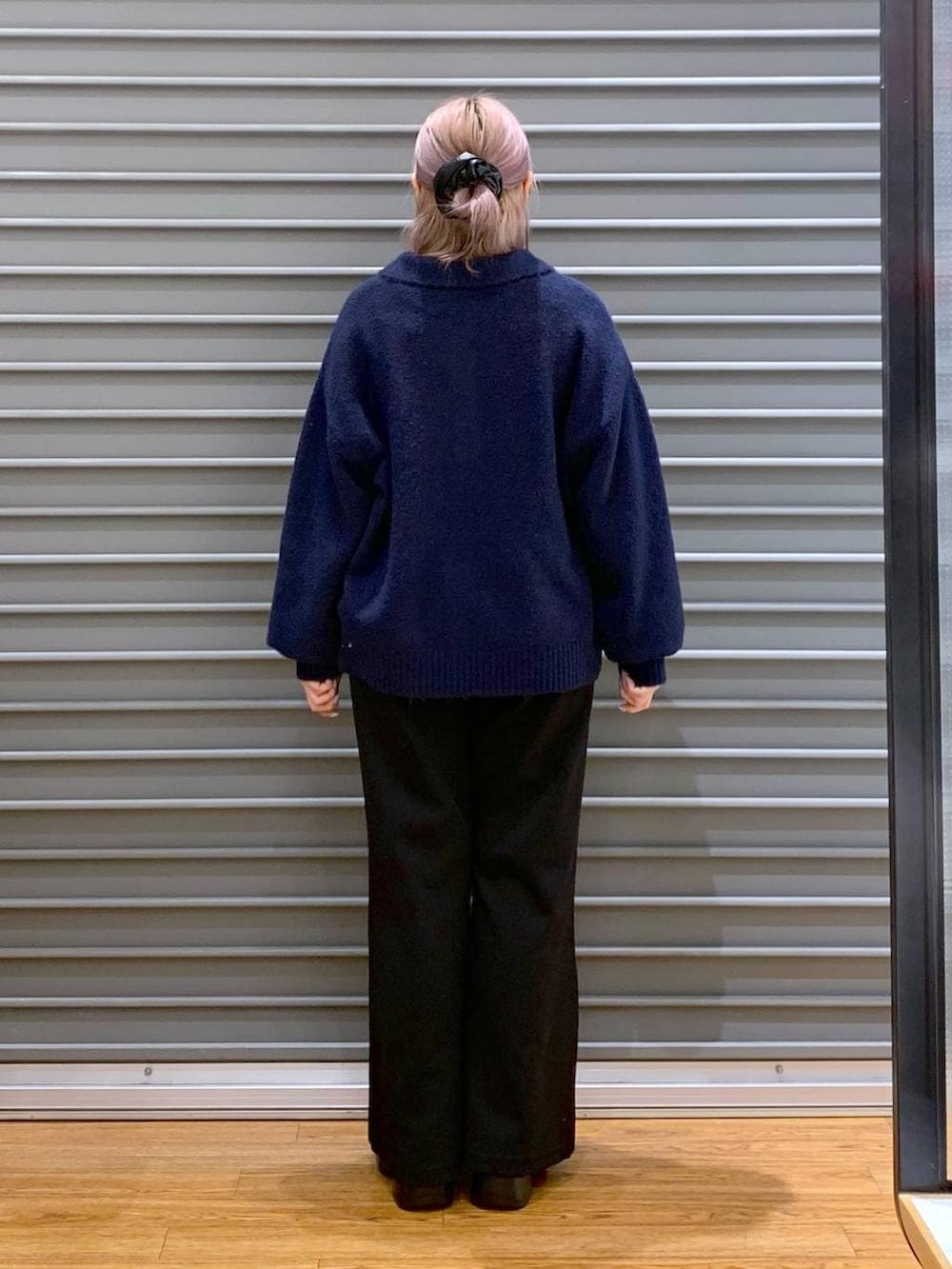 その他のショルダーバッグ、ブラック系のブーツ、ブラック系のその他アウターを着用したレディースの冬コーディネートの3枚目の写真