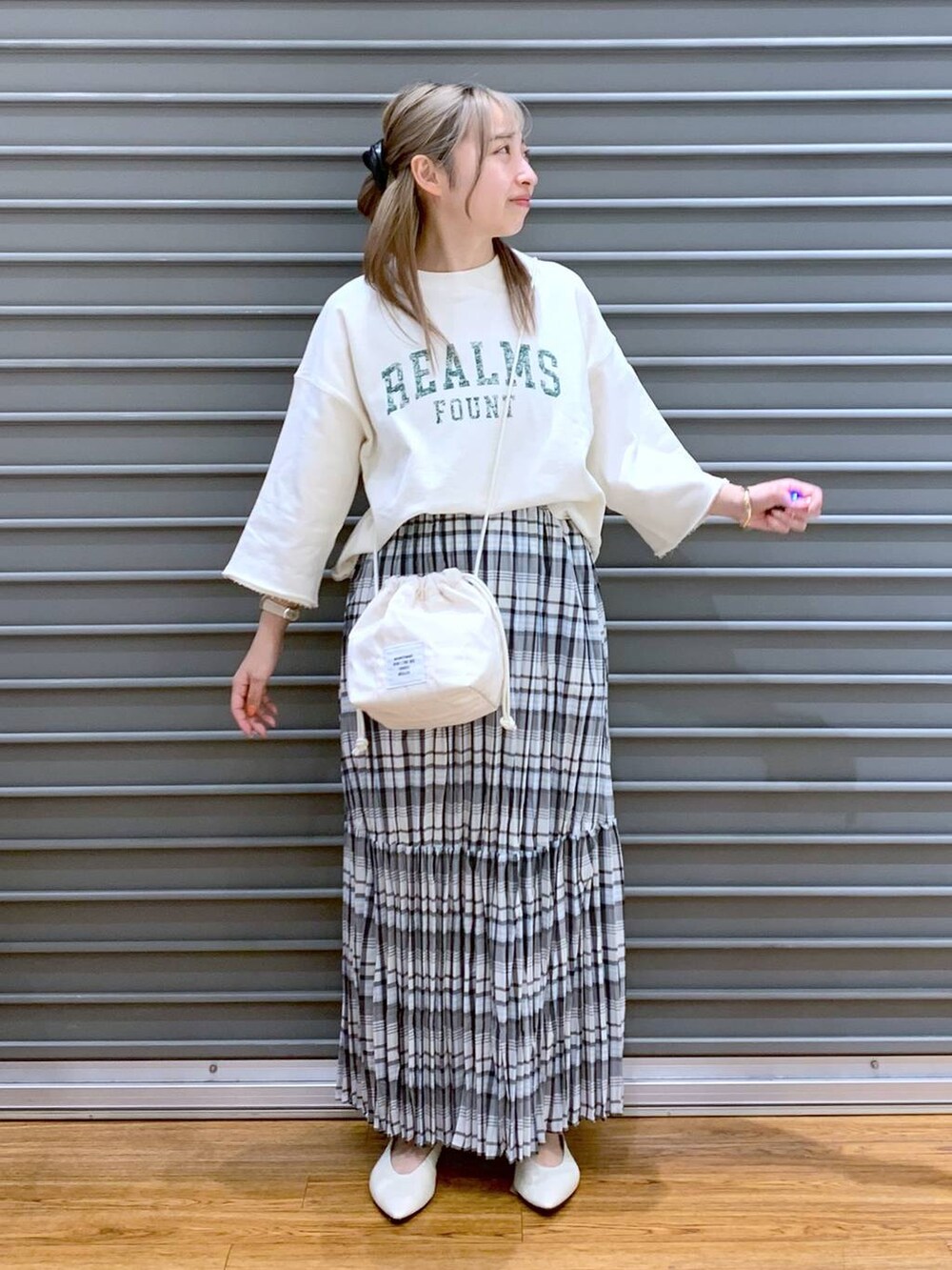 ホワイト系のショルダーバッグ、ホワイト系のパンプス、ホワイト系のTシャツ/カットソーを着用したレディースの春コーディネートの4枚目の写真