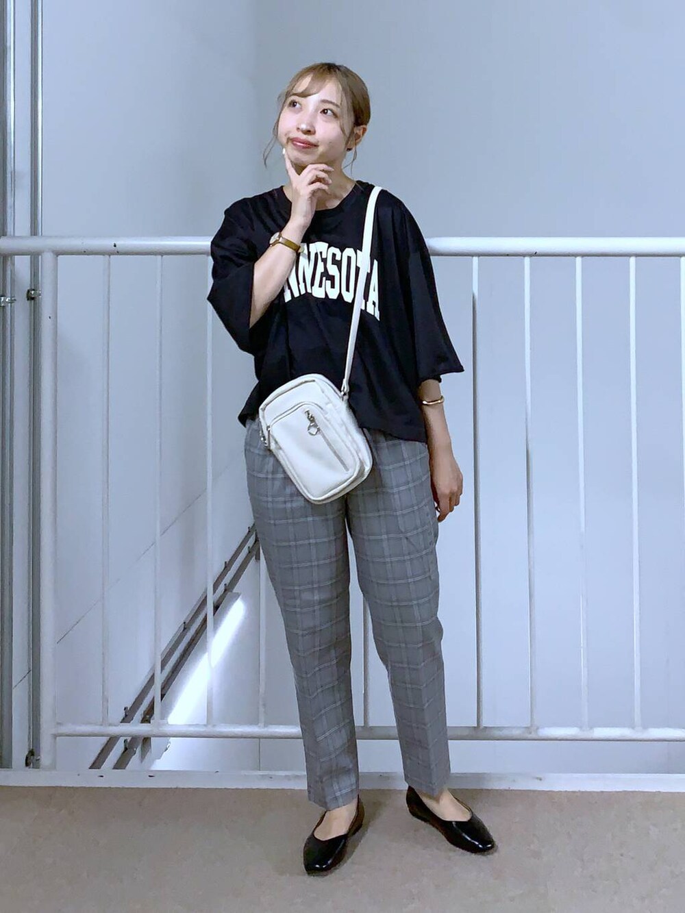 グレー系のその他パンツ、ブラック系のTシャツ/カットソー、ホワイト系のショルダーバッグを着用したレディースの秋コーディネートの5枚目の写真