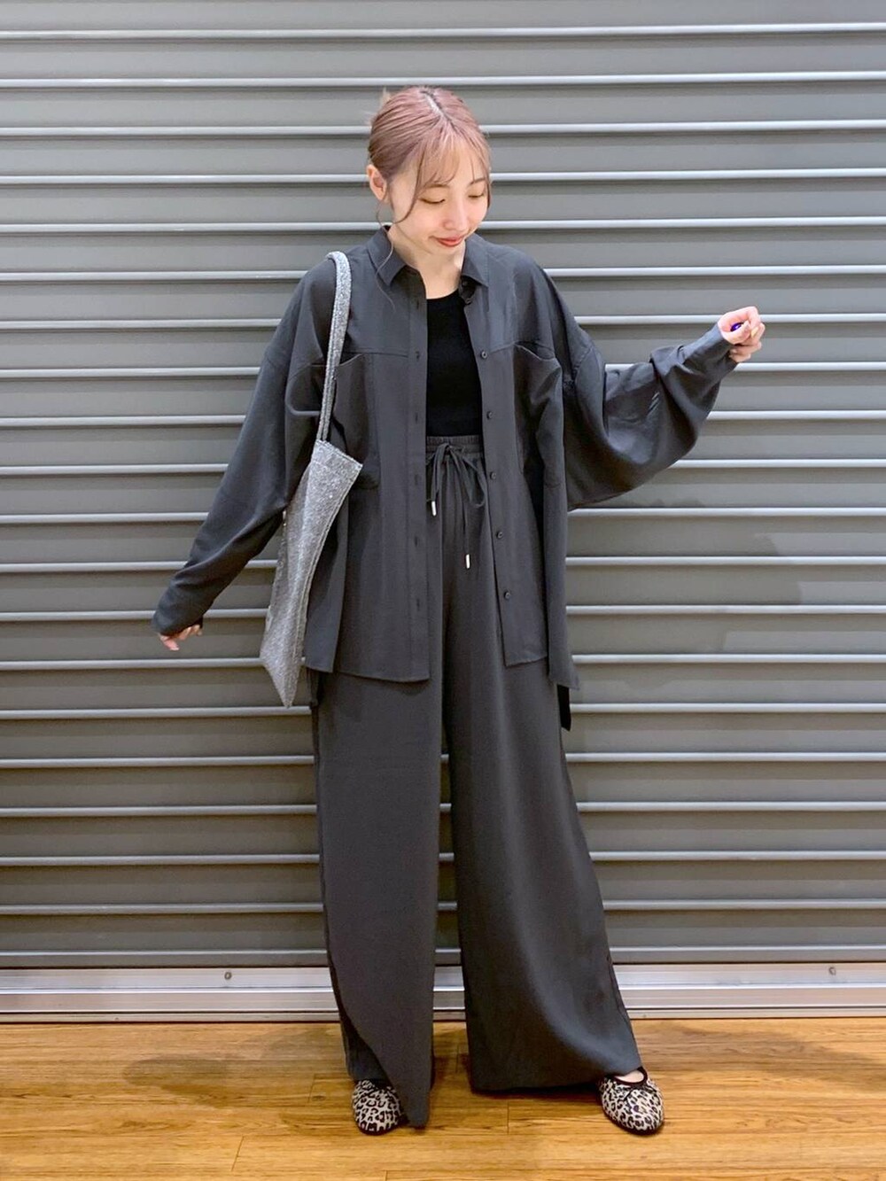 シルバー系のトートバッグ、グレー系のその他パンツ、グレー系のシャツ/ブラウスを着用したレディースの秋コーディネートの5枚目の写真