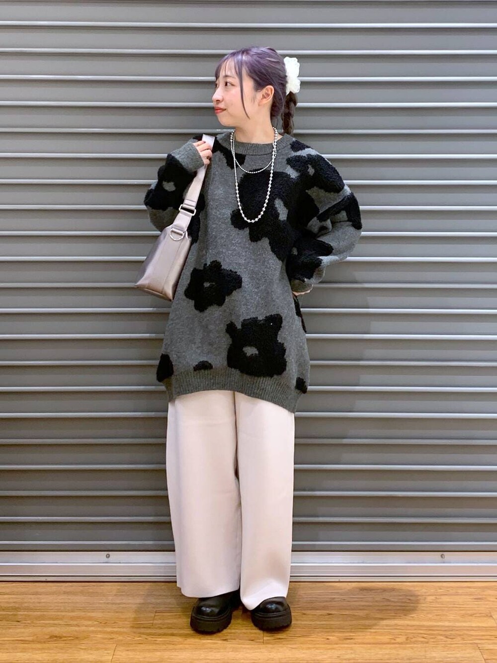 ベージュ系のその他パンツ、その他のショルダーバッグ、ブラック系のブーツを着用したレディースの冬コーディネートの4枚目の写真