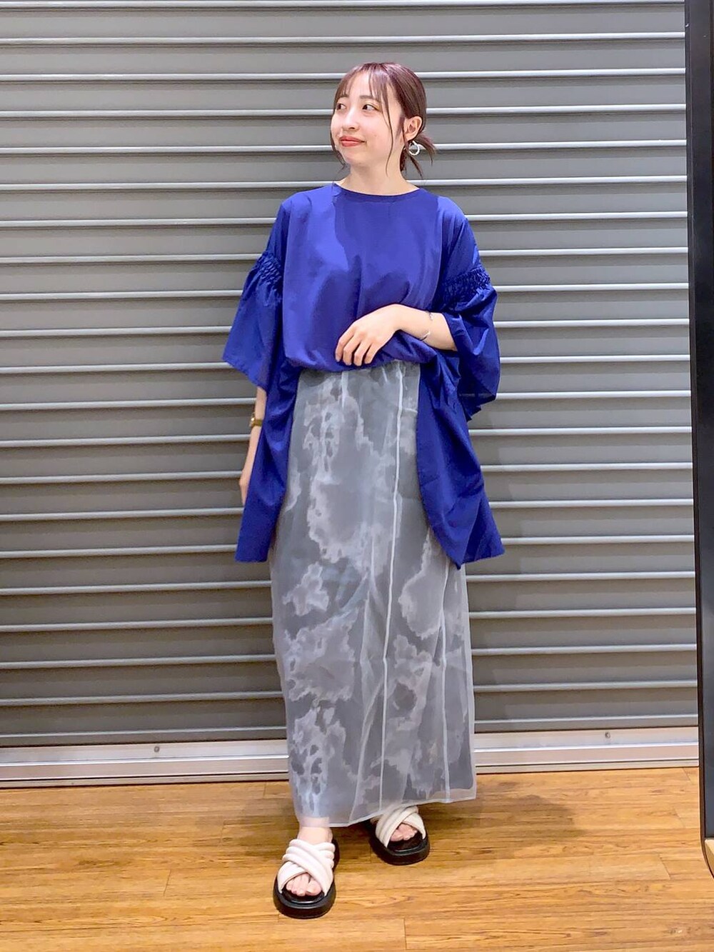 ブルー系のTシャツ/カットソー、ホワイト系のサンダル、ホワイト系のショルダーバッグを着用したレディースの夏コーディネートの3枚目の写真