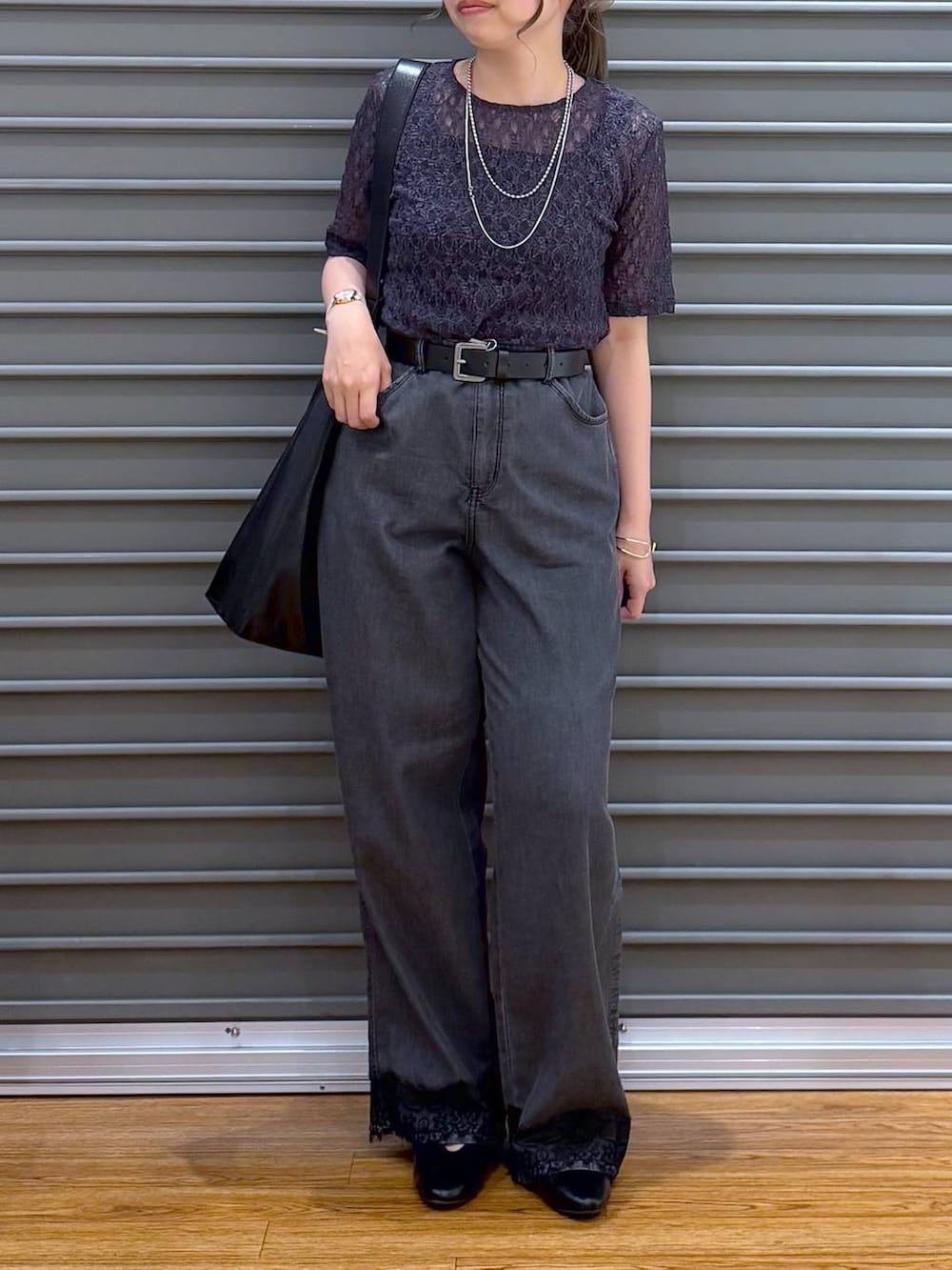 ブラック系のショルダーバッグ、ブラック系のパンプス、グレー系のTシャツ/カットソーを着用したレディースの夏コーディネートの4枚目の写真