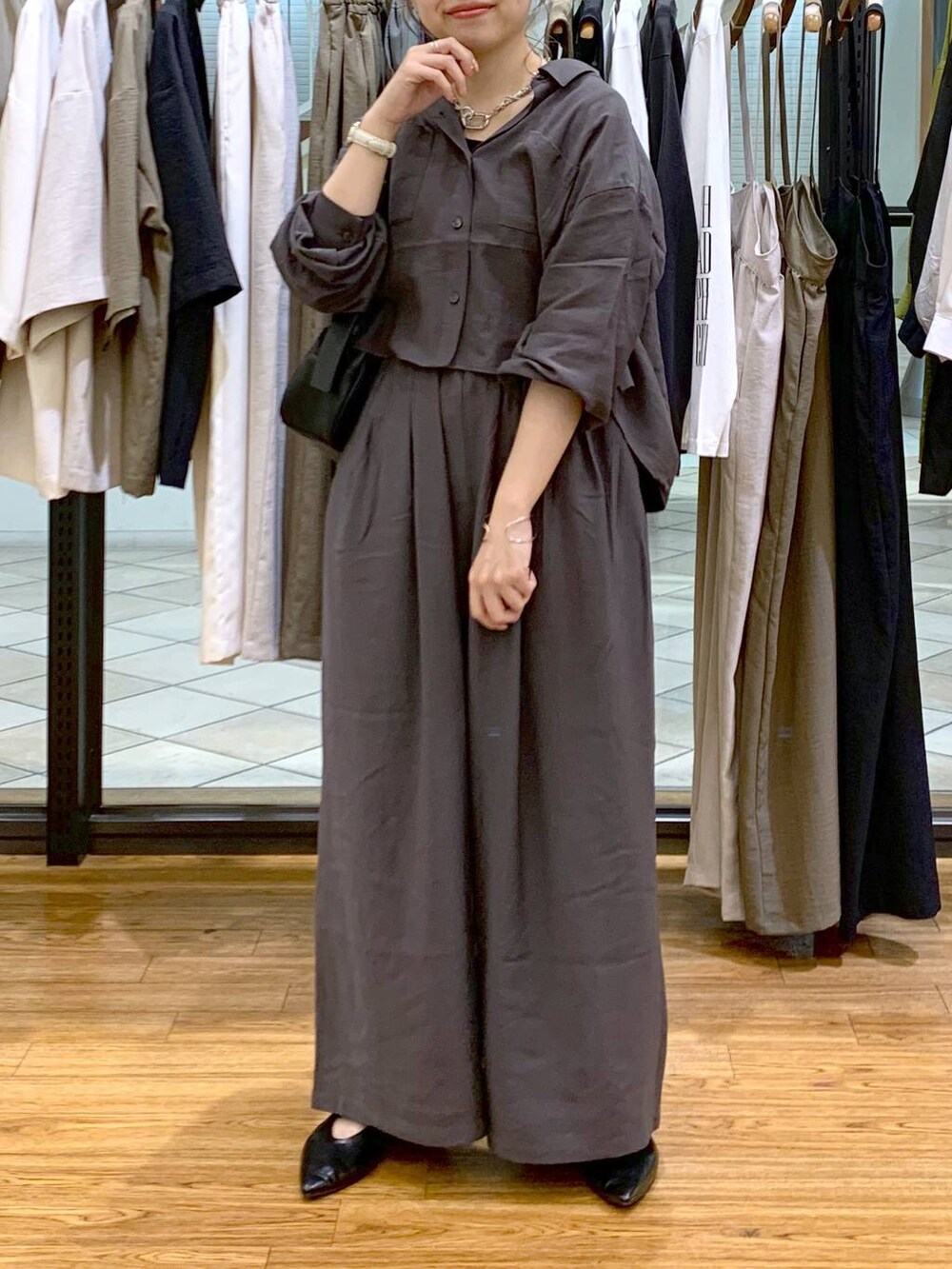 ブラック系のショルダーバッグ、ブラック系のパンプス、グレー系のその他パンツを着用したレディースの春コーディネートの4枚目の写真