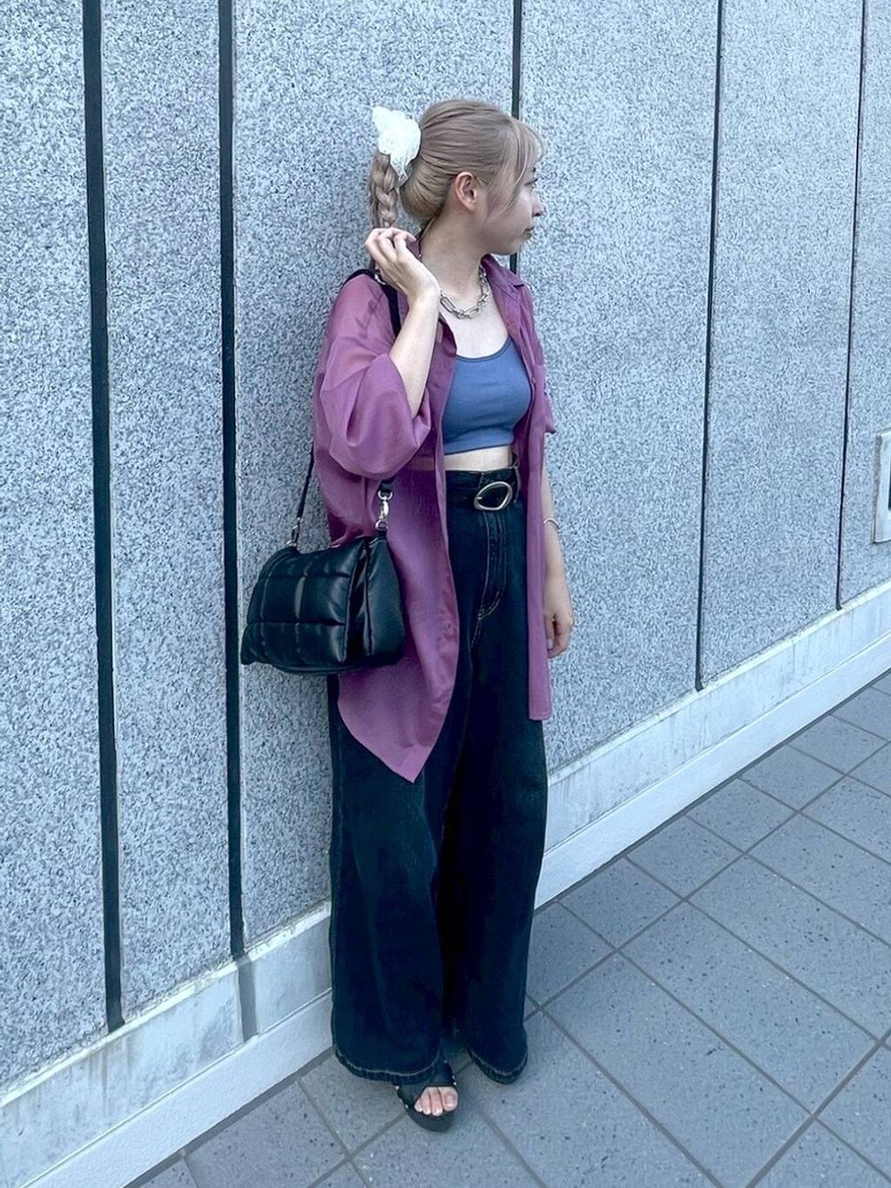 ブルー系のキャミソール、レッド系のシャツ/ブラウス、ブラック系のデニムパンツを着用したレディースの夏コーディネートの2枚目の写真