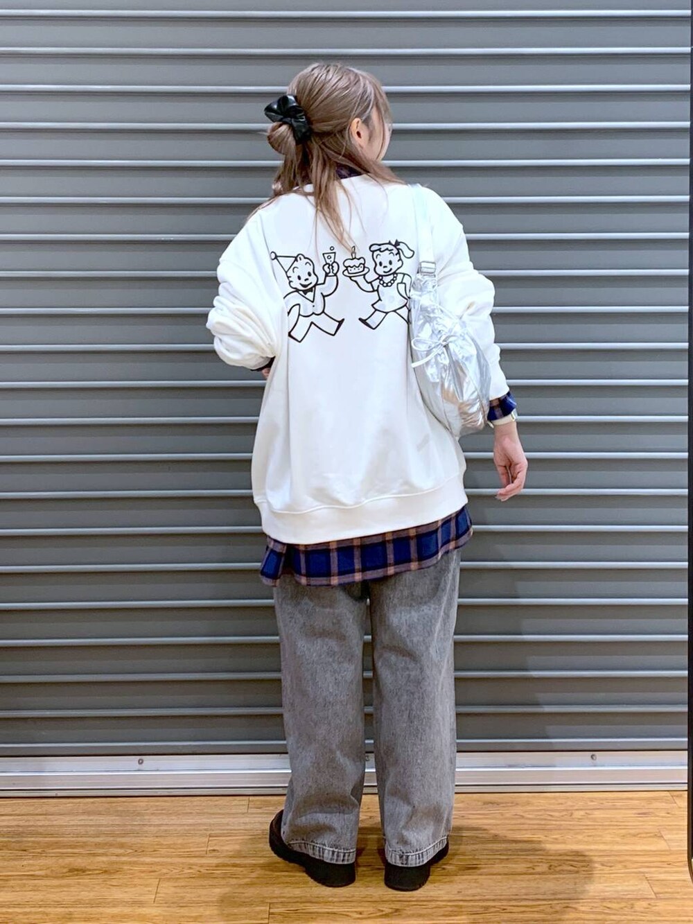 ブラック系のブーツ、グレー系のショルダーバッグ、ホワイト系のスウェットを着用したレディースの冬コーディネートの4枚目の写真