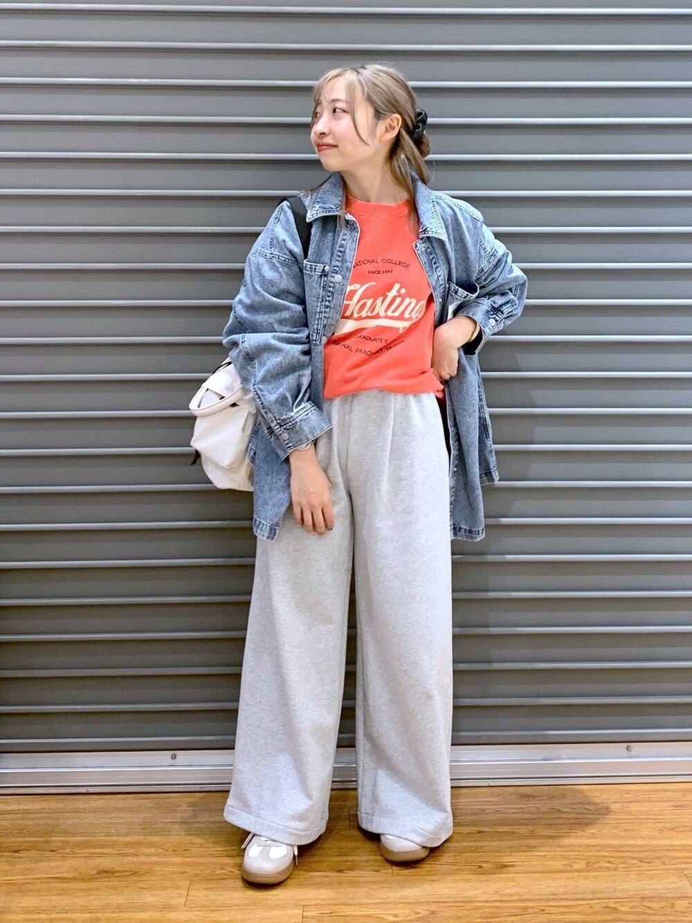 「低身長、カジュアル、きれいめ、休日コーデ、楽ちんコーデ、きれいめカジュアル_LEPSIM、体型カバー、ラフ、LEPSIM、着痩せ・細見え、ゆったり、20代_LEPSIM、低身長_LEPSIM、スウェット、シャツ」｜「LEPSIMの2WAY巾着ショルダー2　116580（ショルダーバッグ、ホワイト系）」を使った、daharalepsimさん（レディース・151cm）の冬コーディネートの9枚目の写真