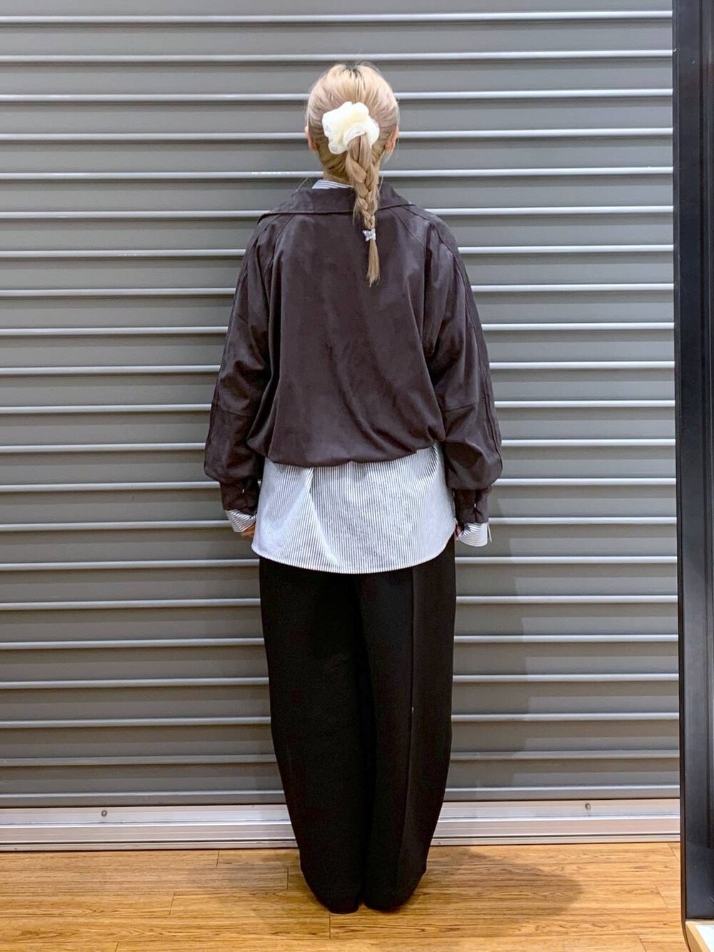 ブラック系のスウェットパンツ、ブラック系のその他シューズ、ブラック系のボストンバッグを着用したレディースの秋コーディネートの2枚目の写真