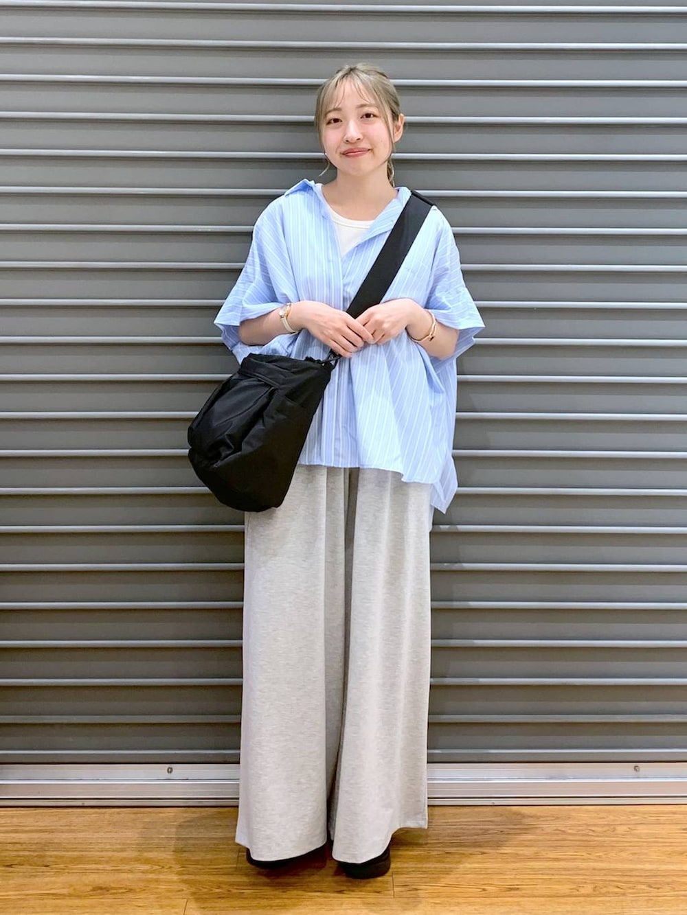 その他のシャツ/ブラウス、シルバー系のサンダル、ブラック系のショルダーバッグを着用したレディースの夏コーディネートの6枚目の写真