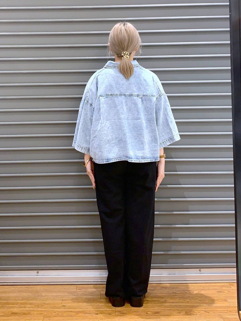 イエロー系のショルダーバッグ、ブルー系のシャツ/ブラウス、ホワイト系のサンダルを着用したレディースの春コーディネートの2枚目の写真