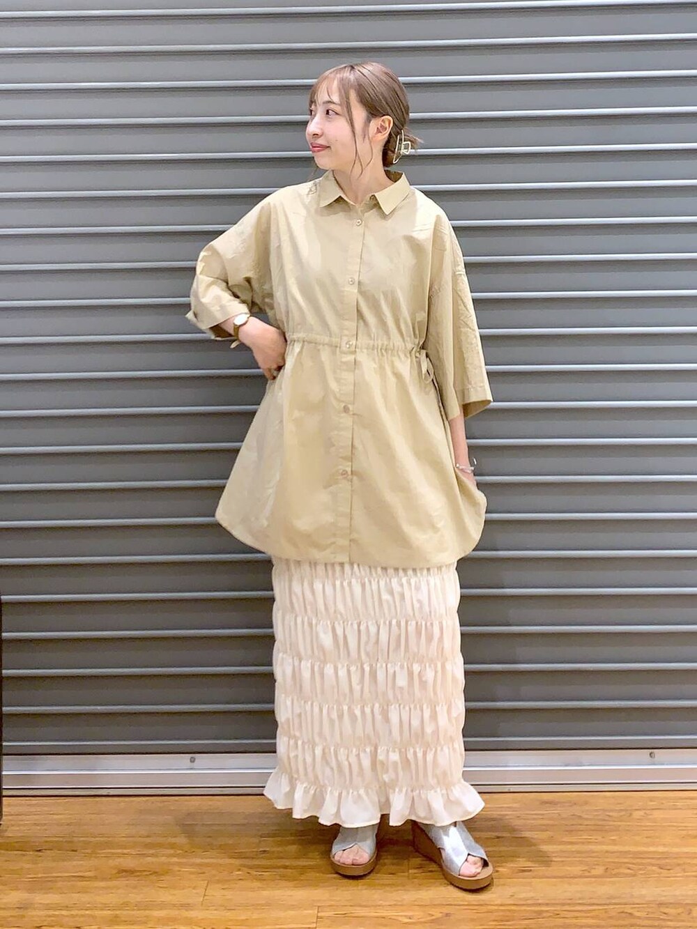 ベージュ系のその他トップス、ホワイト系のスカート、シルバー系のサンダルを着用したレディースの夏コーディネートの4枚目の写真