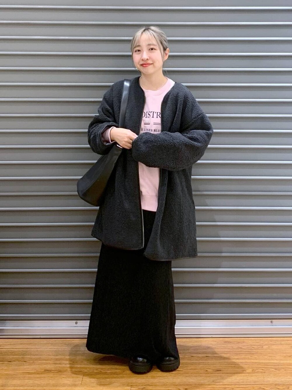 ブラック系のショルダーバッグ、グレー系のその他アウター、ブラック系のブーツを着用したレディースの冬コーディネートの8枚目の写真