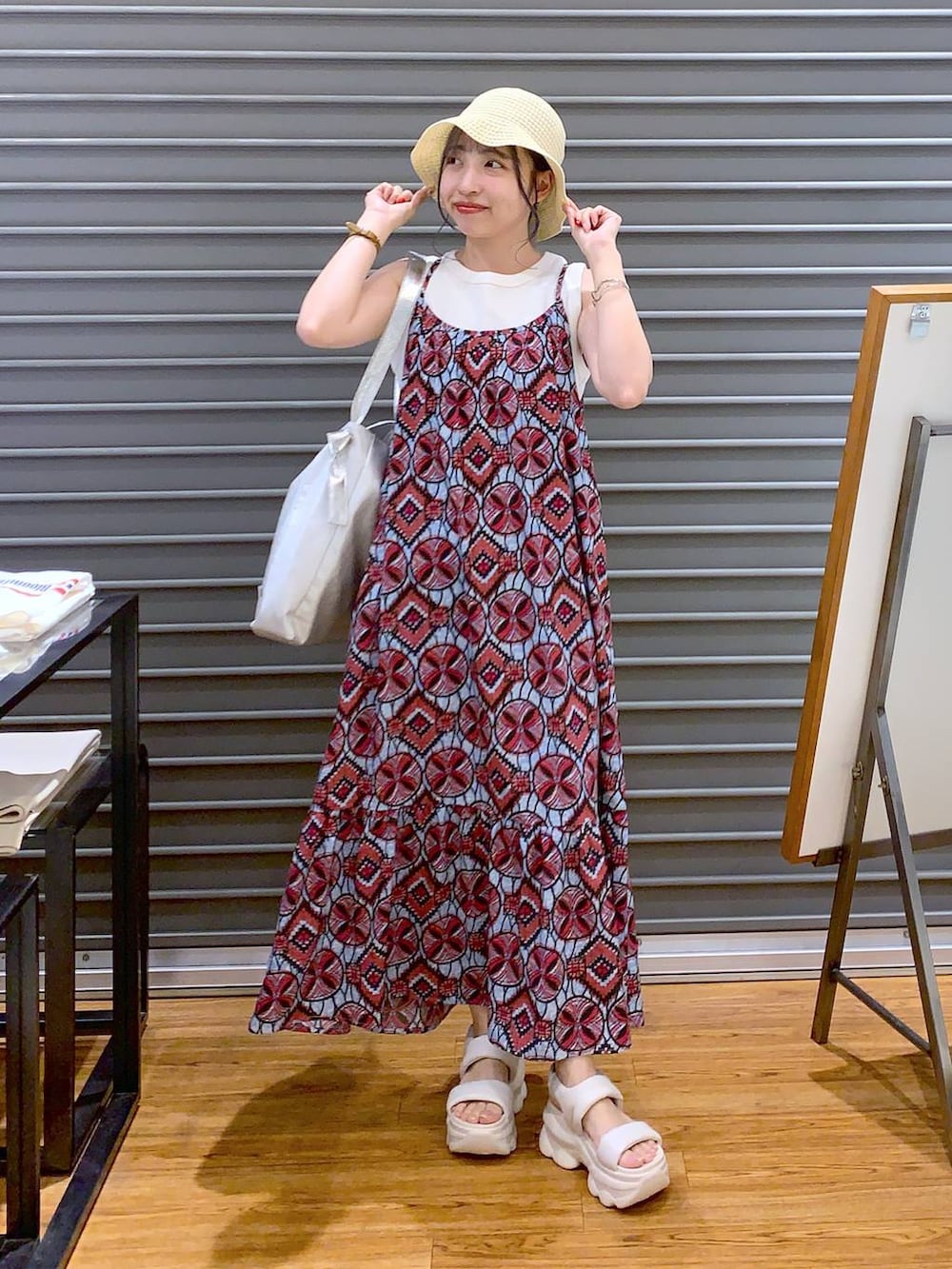 ホワイト系のサンダル、ホワイト系のタンクトップ、グレー系のショルダーバッグを着用したレディースの夏コーディネートの3枚目の写真