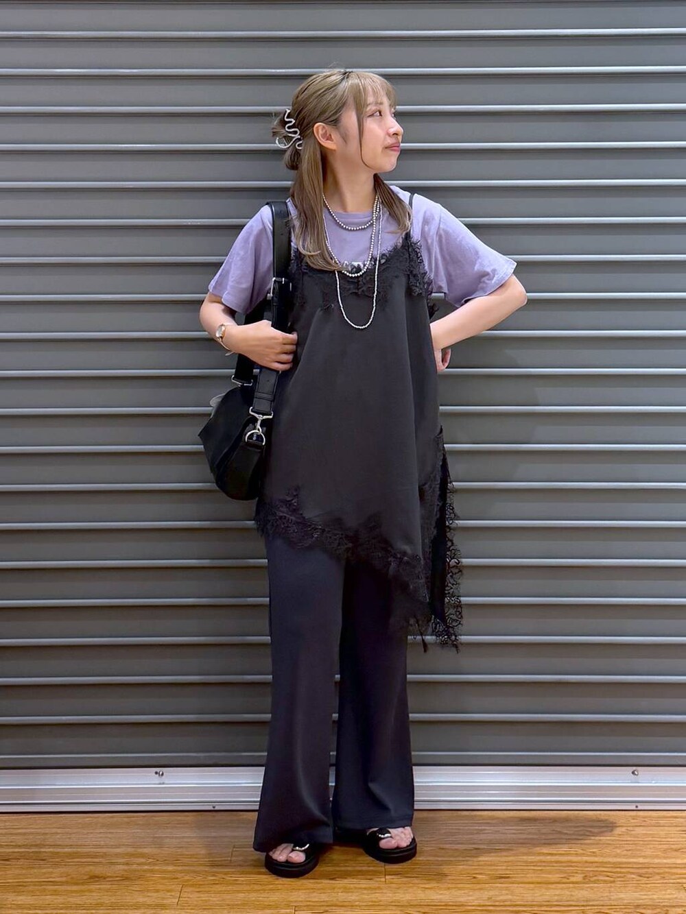 ブラック系のショルダーバッグ、ブラック系のサンダル、グレー系のその他パンツを着用したレディースの夏コーディネートの4枚目の写真