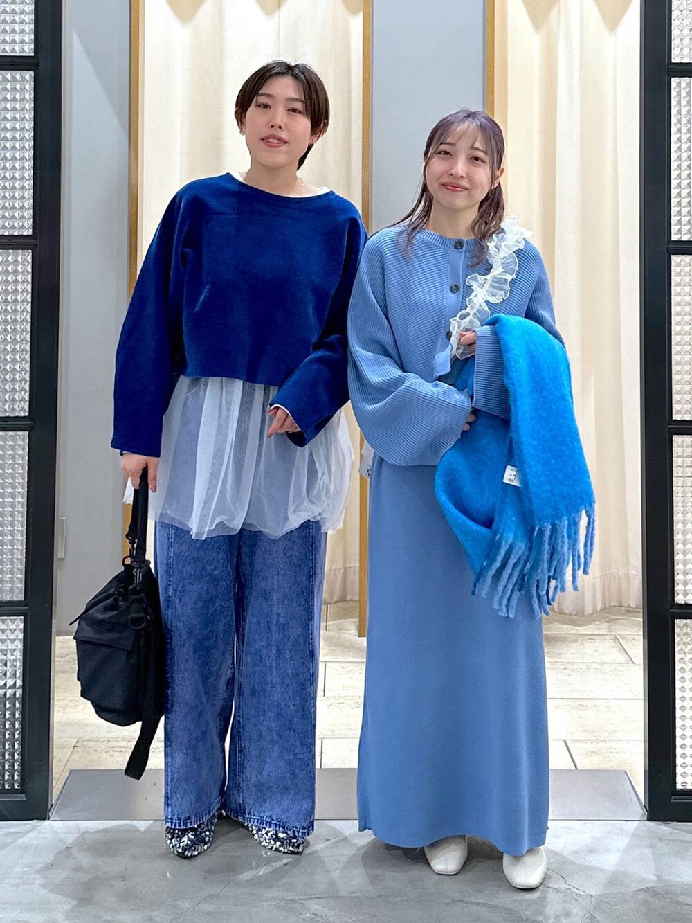 ブラック系のショルダーバッグ、シルバー系のパンプス、ホワイト系のブーツを着用したレディースの冬コーディネートの5枚目の写真