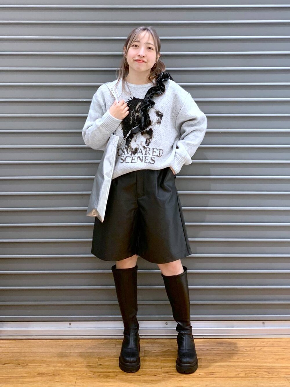 シルバー系のトートバッグ、ブラック系のブーツ、ブラック系のその他パンツを着用したレディースの冬コーディネートの5枚目の写真