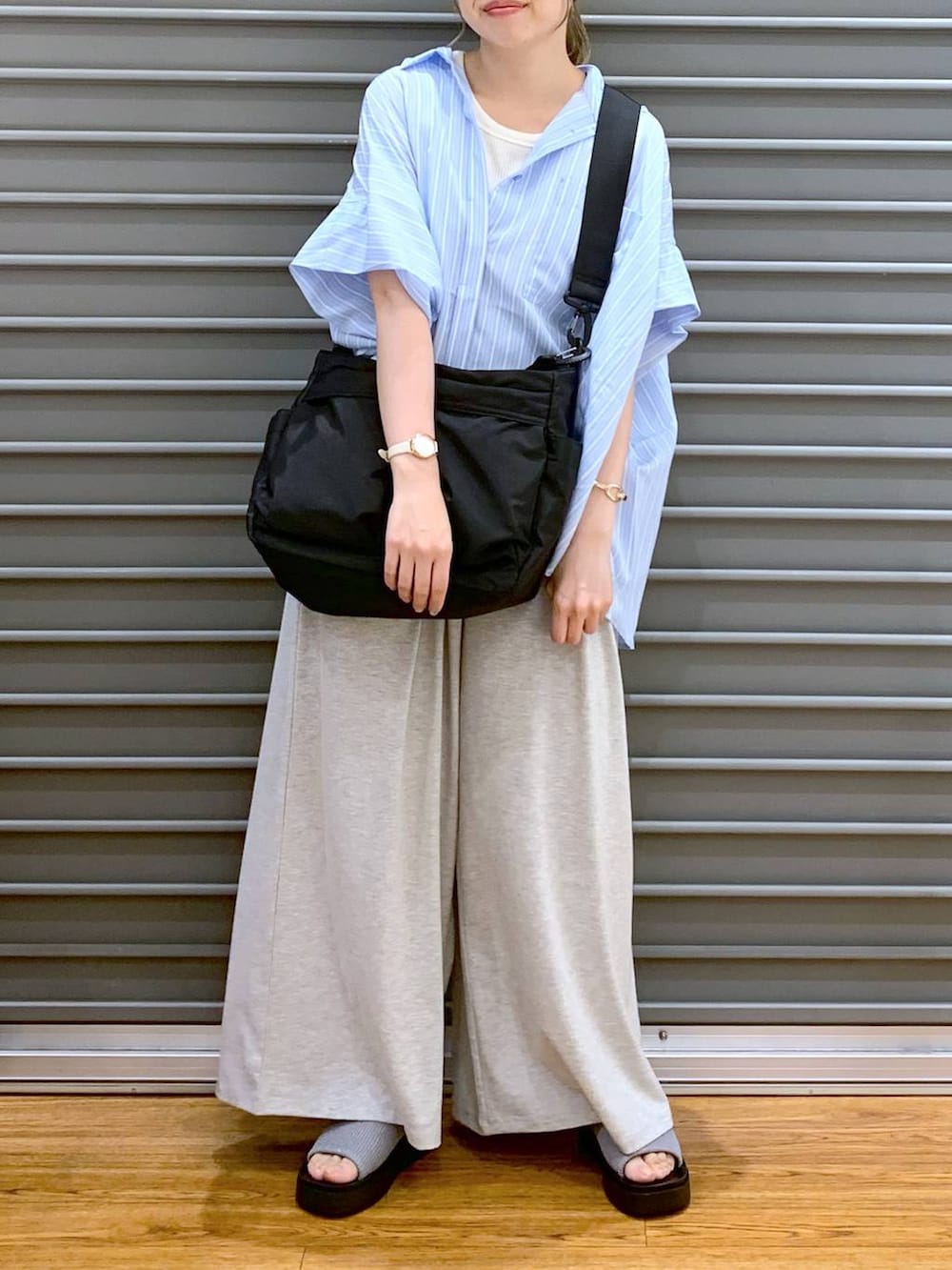 その他のシャツ/ブラウス、シルバー系のサンダル、ブラック系のショルダーバッグを着用したレディースの夏コーディネートの5枚目の写真