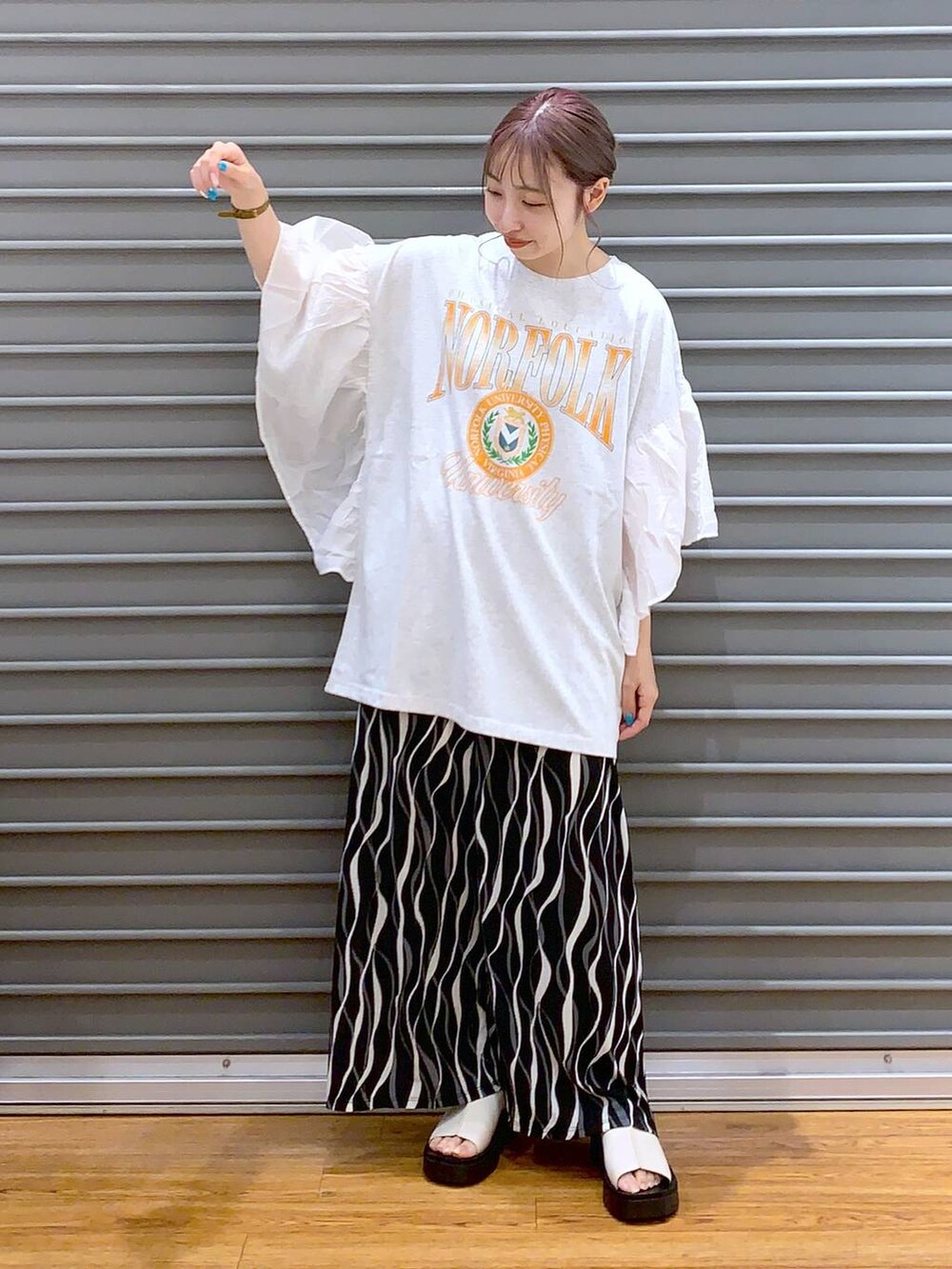 ホワイト系のショルダーバッグ、ホワイト系のサンダル、ブラック系のその他パンツを着用したレディースの夏コーディネートの3枚目の写真