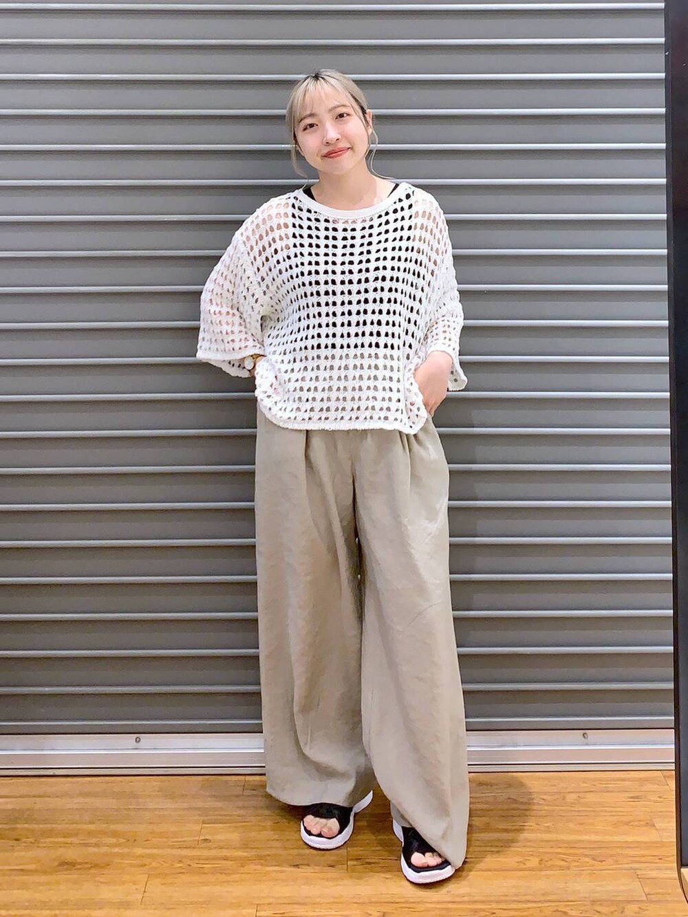 ブラック系のサンダル、ホワイト系のショルダーバッグ、ブラック系のタンクトップを着用したレディースの夏コーディネートの4枚目の写真