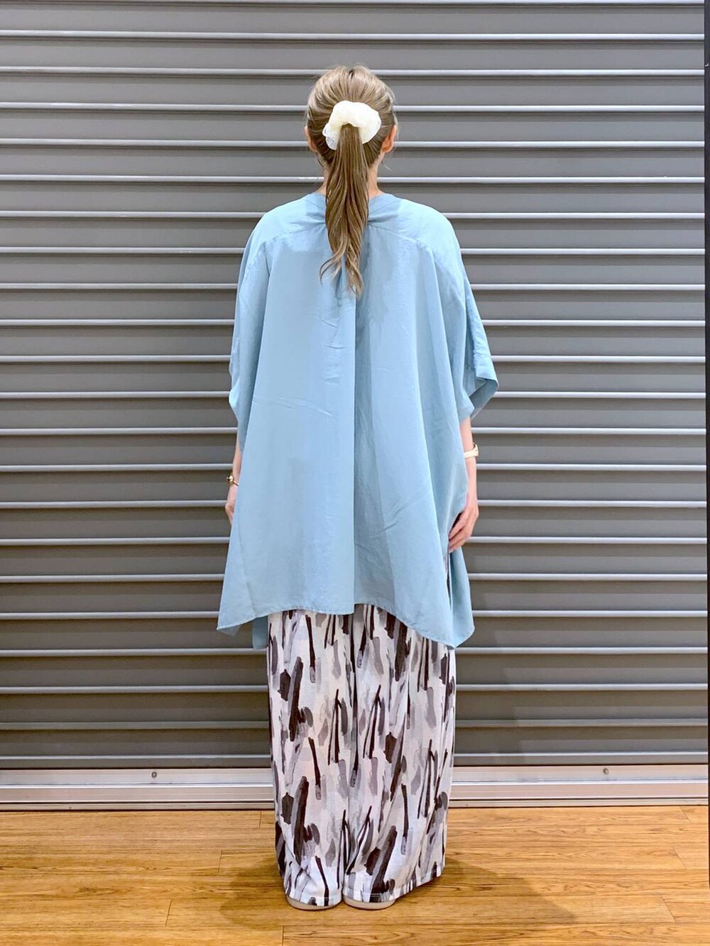 ブラック系のタンクトップ、ホワイト系のその他パンツ、ベージュ系のサンダルを着用したレディースの夏コーディネートの2枚目の写真