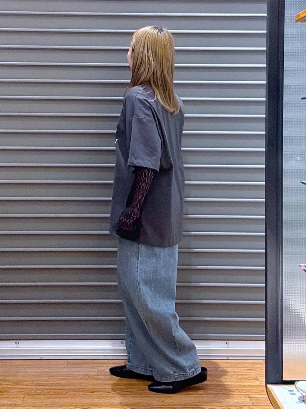 ブラック系のショルダーバッグ、グレー系のTシャツ/カットソー、ブラック系のパンプスを着用したレディースの春コーディネートの3枚目の写真