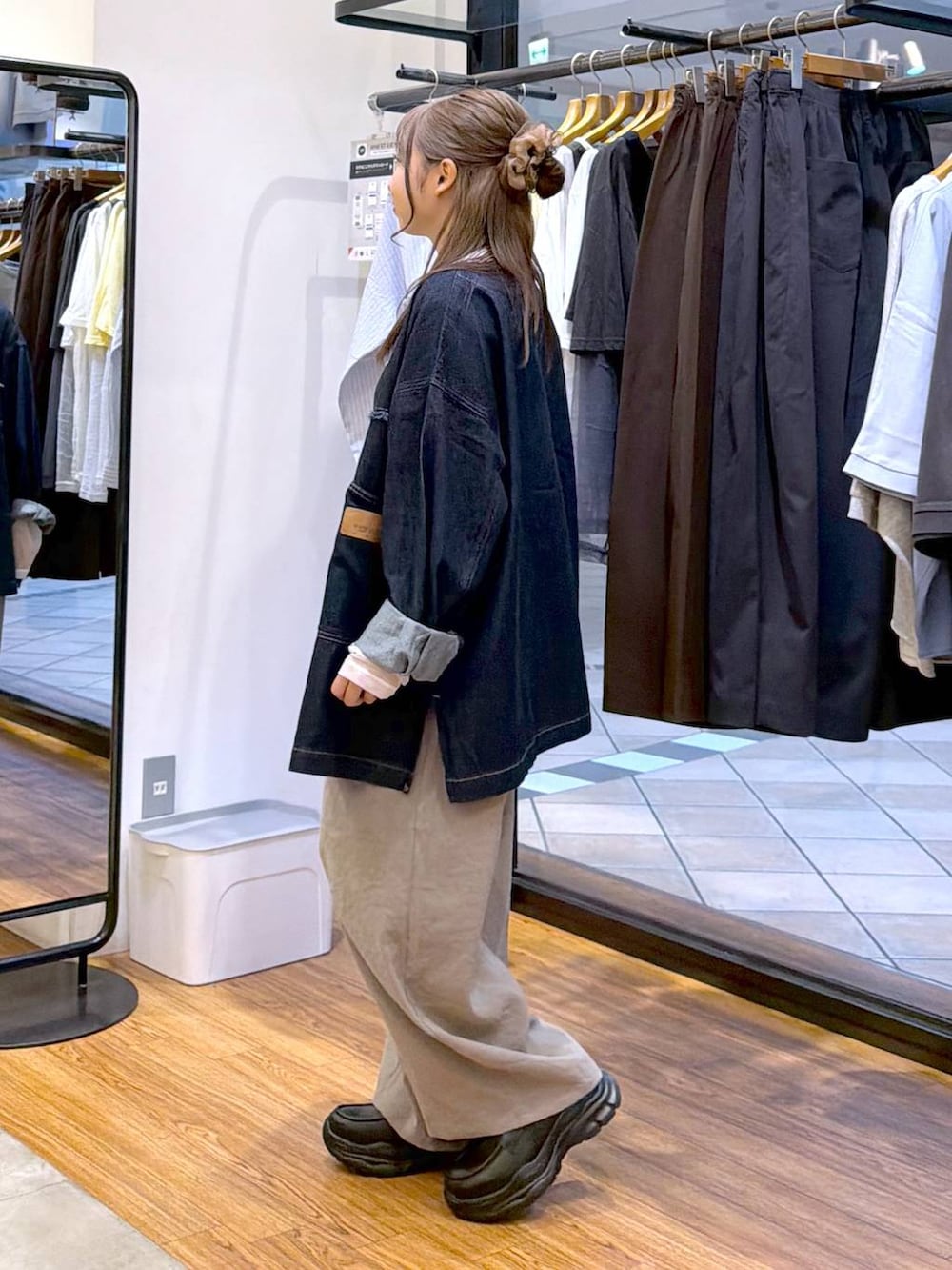 ブラック系のローファー、ベージュ系のその他パンツ、ホワイト系のTシャツ/カットソーを着用したレディースの秋コーディネートの3枚目の写真