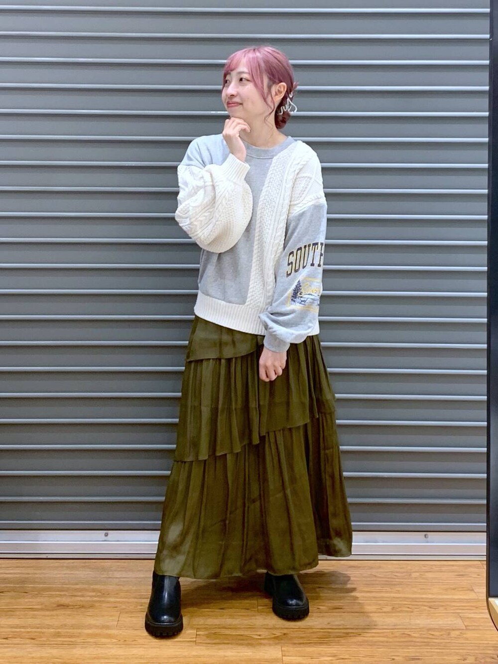 ホワイト系のショルダーバッグ、ブラック系のブーツ、グレー系のニット/セーターを着用したレディースの秋コーディネートの4枚目の写真