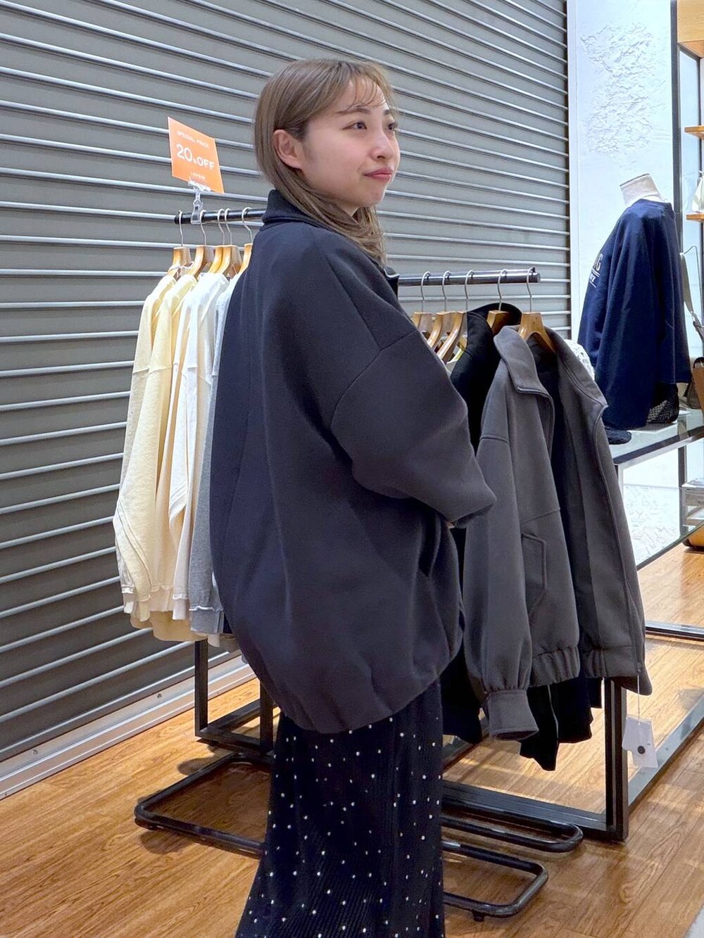 グレー系のカーディガン/ボレロ、その他のスカートを着用したレディースの春コーディネートの5枚目の写真