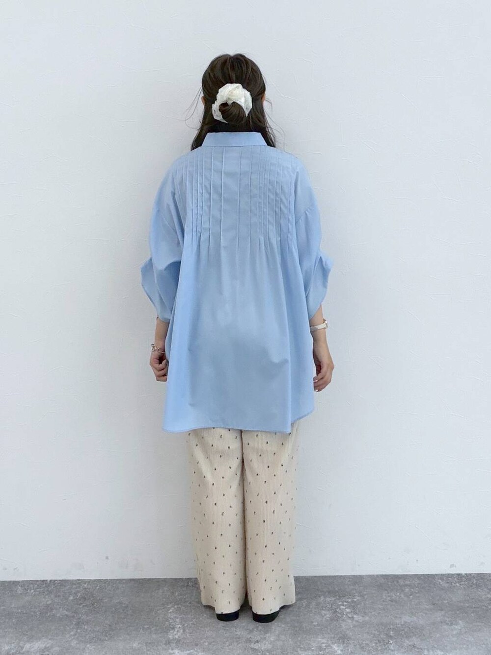 ベージュ系のその他パンツ、シルバー系のショルダーバッグ、ブルー系のシャツ/ブラウスを着用したレディースの夏コーディネートの2枚目の写真