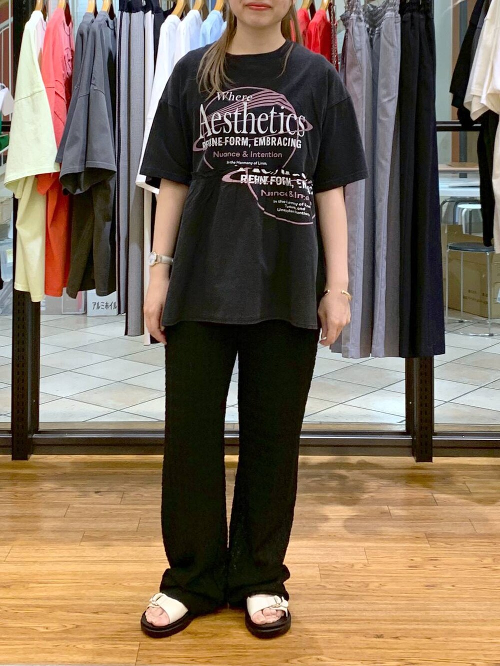 ホワイト系のサンダル、シルバー系のショルダーバッグ、ブラック系のその他パンツを着用したレディースの春コーディネートの4枚目の写真