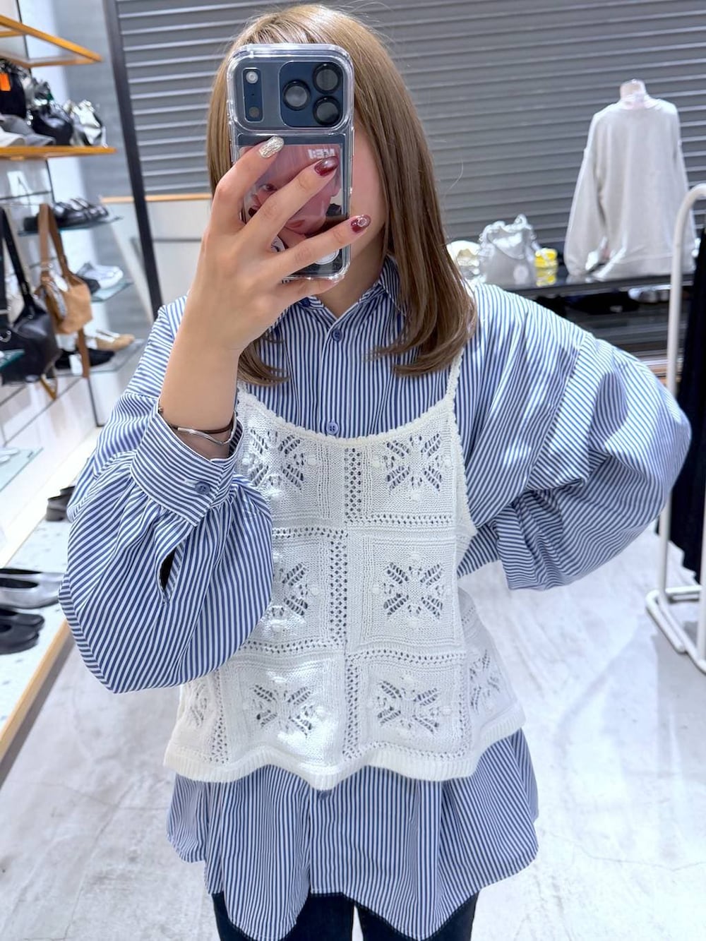 ブルー系のシャツ/ブラウス、ブルー系のデニムパンツ、ホワイト系のキャミソールを着用したレディースの春コーディネートの5枚目の写真