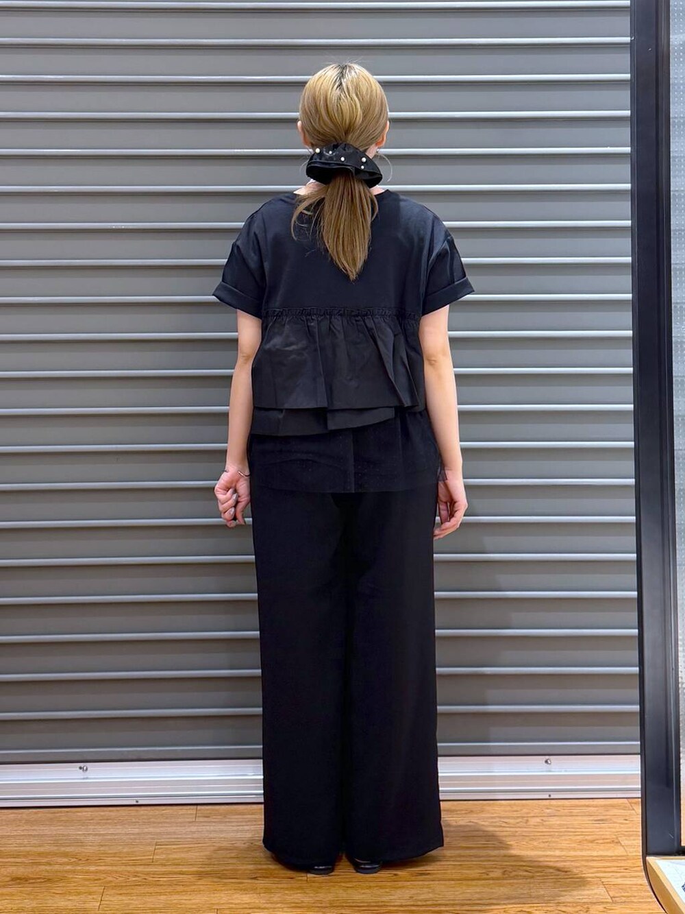 ブラック系のショルダーバッグ、ブラック系のその他パンツ、ブラック系のパンプスを着用したレディースの春コーディネートの2枚目の写真